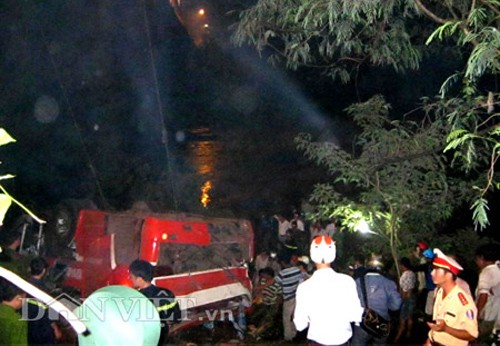 Chiếc xe khách chở hơn 50 người lật ngửa dưới cầu.